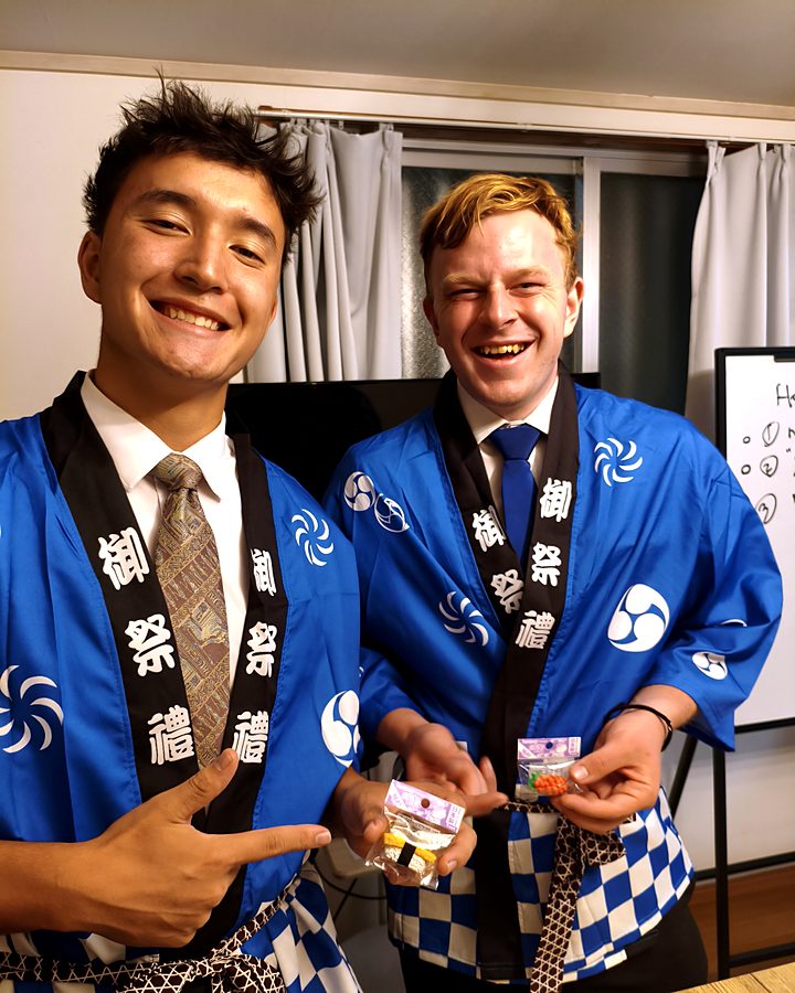 Guests showing their sushi-shaped eraser souvenirs
